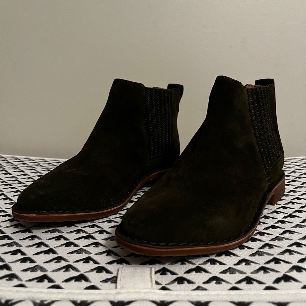 Seychelles Ankle Boots in Moss Green. Size 6.